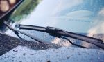 Lo barato cuesta caro: líquidos limpiaparabrisas que pueden dañar el coche
