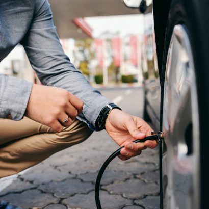Ni dos ni cuatro bares: esta es la presión correcta de los neumáticos del coche en verano