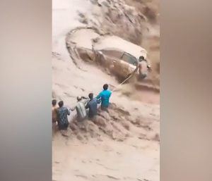Inundación mujer india