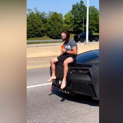 Se sienta en la parte trasera de un coche en marcha para hacerse viral en Instragram