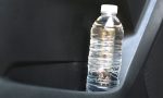 ¿Por qué puede ser peligroso llevar una botella de agua en el coche?