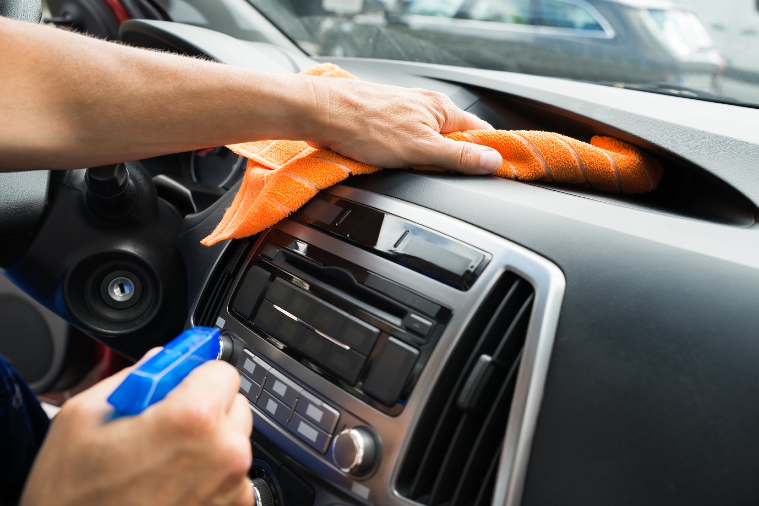 Cómo limpiar el volante del coche con productos que tienes por