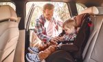 ¿A qué edad pueden ir los niños en el asiento delantero del coche?