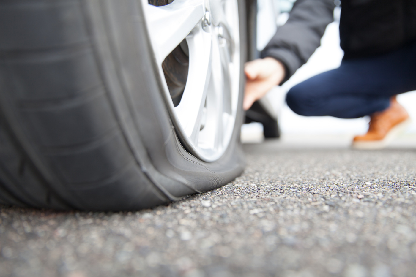 Cómo cambiar la rueda del coche en 5 pasos (y 2 consejos sobre el kit  repara pinchazos)