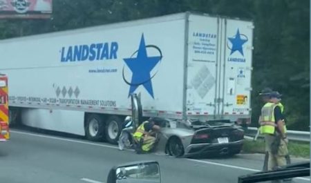 Lamborghini bajo un camión