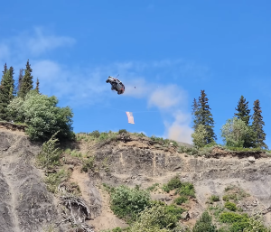 Lanzamiento de coches por un acantilado