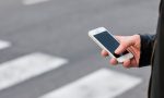 De 80 a 200 euros: las multas para los peatones por cruzar usando el móvil