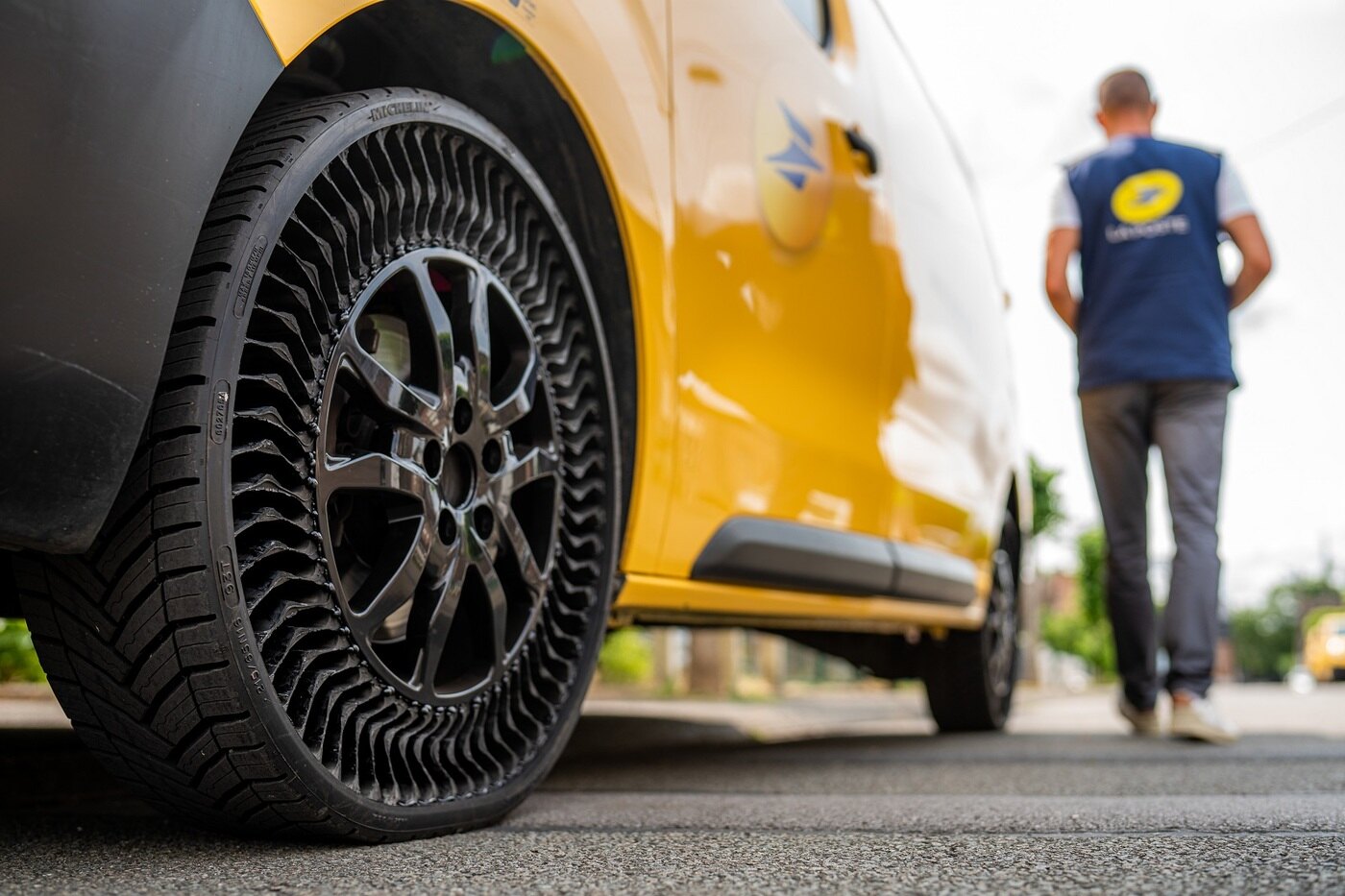 Los neumáticos que no se pinchan llegan a la carretera en varios coches oficiales