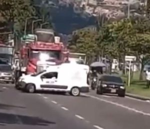 Camión arrolla a una furgoneta