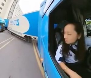 Mujer aparca camión