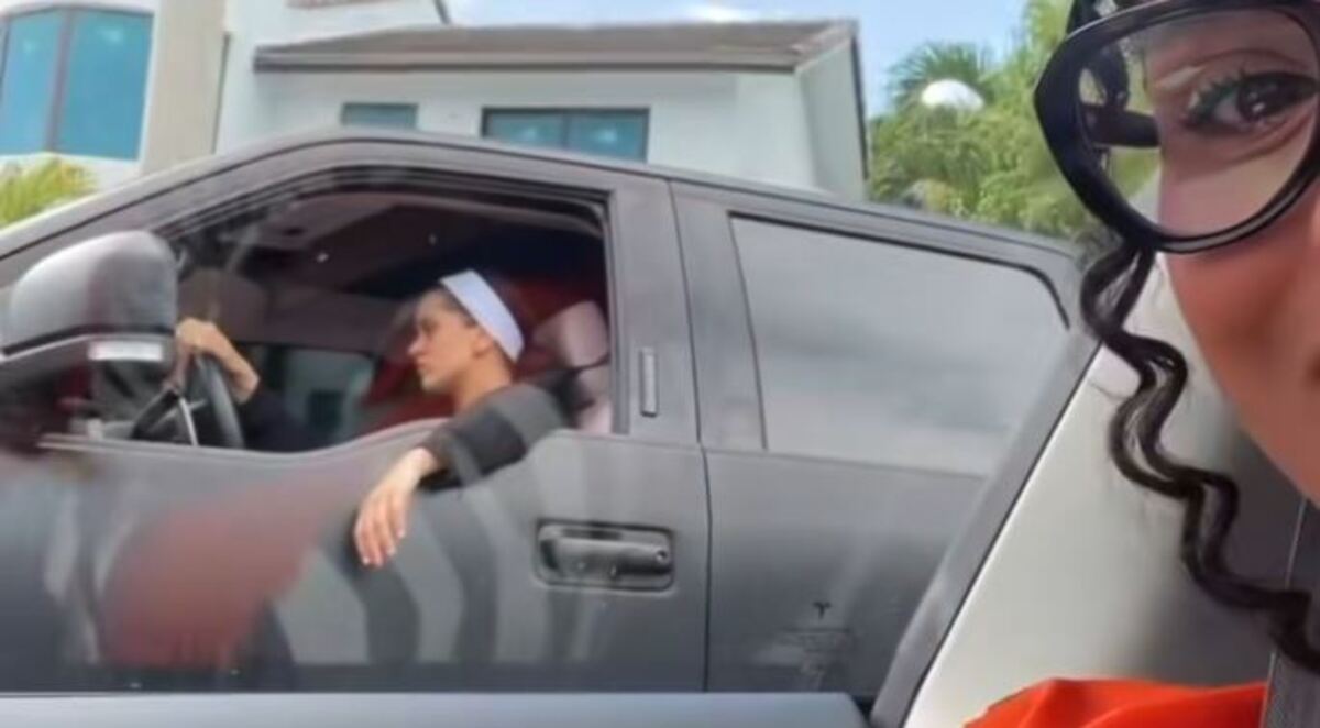 Rosalía, vista por primera vez tras su ruptura conduciendo por las calles de Miami.