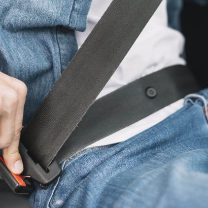 El diminuto botón del cinturón de seguridad que nunca miras: ¿alguna vez te has preguntado para qué sirve?