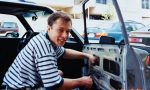 La peculiar historia del primer coche de Elon Musk y su curioso garaje actual