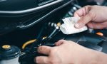¿Se debe limpiar el motor de un coche? Sí, pero no de esta manera