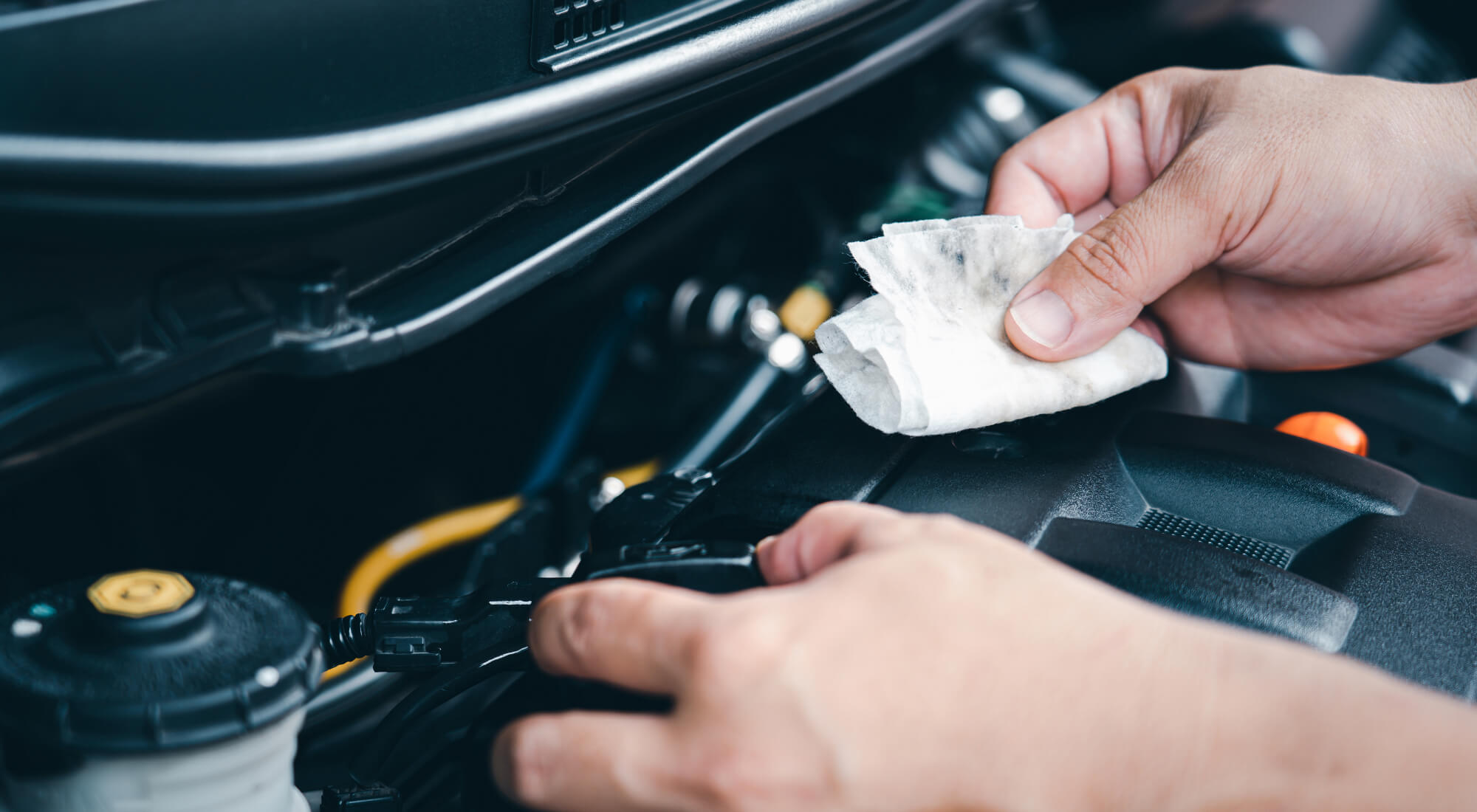 10 pasos para limpiar o lavar el motor de tu coche de forma segura