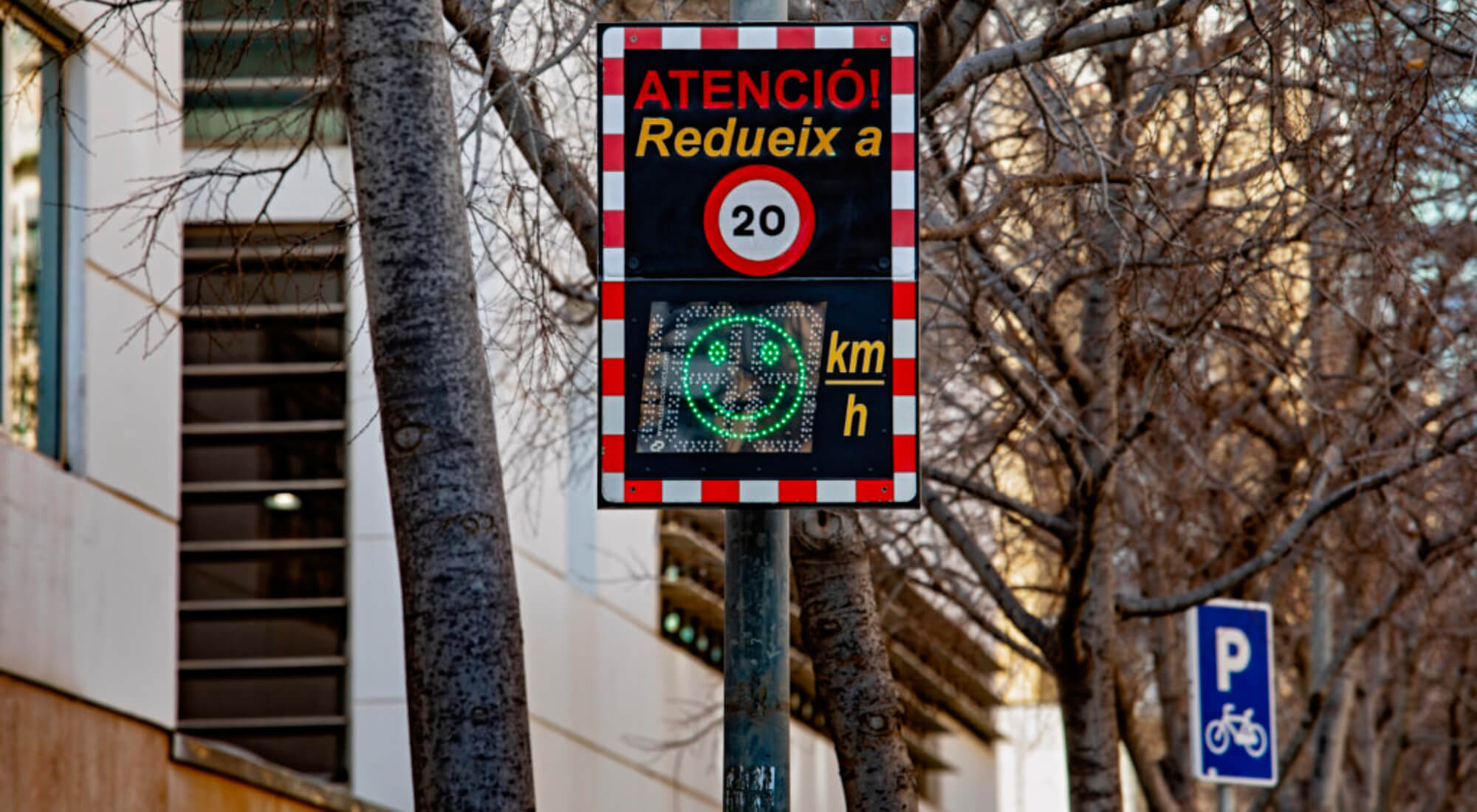 Por inesperado que parezca, los radares también tienen vacaciones: al menos 12 de los que vigilan las calles de Barcelona. Durante el mes de agosto no sancionarán los excesos de velocidad, pero ¿qué pasará en septiembre? Volverán a la acción y lo harán con refuerzos. Fue en enero cuando Barcelona estrenó 17 nuevos radares de punto en sus calles. De ellos, cinco fueron ubicados en zonas de alta siniestralidad y los otros 12, en entornos escolares. Zonas que forman parte de los 33 tramos de la red básica, donde la velocidad máxima es de 30 km/h. 
			<div class="articulos-relacionados derecha clear">

				<h2 class="articulos-relacionados__titulo">Más información</h2>

				<ul>
					
													<li>
								<a href="https://motor.elpais.com/actualidad/la-multa-de-velocidad-mas-alta-jamas-registrada-en-el-mundo/"
								   title="La multa de velocidad más alta jamás registrada en el mundo">
									<img src="https://motor.elpais.com/wp-content/uploads/2023/04/radar-01-150x90.jpg" loading="lazy" alt="La multa de velocidad más alta jamás registrada en el mundo" width="150" height="90" />La multa de velocidad más alta jamás registrada en el mundo								</a>
							</li>

							
													<li>
								<a href="https://motor.elpais.com/conducir/ni-arte-ni-vandalismo-las-nuevas-lineas-que-llegan-para-evitar-excesos-de-velocidad/"
								   title="Ni arte, ni vandalismo: nuevas líneas en el asfalto para evitar excesos de velocidad">
									<img src="https://motor.elpais.com/wp-content/uploads/2019/04/senal-de-velocidad70-150x90.jpg" loading="lazy" alt="Ni arte, ni vandalismo: nuevas líneas en el asfalto para evitar excesos de velocidad" width="150" height="90" />Ni arte, ni vandalismo: nuevas líneas en el asfalto para evitar excesos de velocidad								</a>
							</li>

							
				</ul>

			</div><!-- / .articulos-relacionados -->

			 H2 Los conductores de la Ciudad Condal no tardaron en comprobar que esos 12 cinemómetros estaban activos las 24 horas del día y todos los días de la semana. Esto llevó a varios grupos políticos a solicitar al ayuntamiento que apagaran los radares fuera del horario lectivo, los fines de semana y los meses en los que no hay clase. Aseguraban que las señales instaladas ya eran suficientes para generar un efecto disuasorio en los conductores y que su permanente actividad tenía afán recaudatorio. El Ayuntamiento de Barcelona se negó porque consideraron que la medida sería contraproducente para la seguridad de los eternos escolares. FOTO Radares que no multan en agosto Ahora, tras las elecciones de finales de mayo, las cosas han cambiado. Jaume Collboni, el nuevo alcalde de la Ciudad Condal, ha dado luz verde a aquella petición y, desde el 1 de agosto, esos 12 radares de Barcelona dejarán de multar. No para siempre: únicamente durante el citado mes y solamente esos dispositivos, que están ubicados en los entornos escolares. Zonas en las que, tal y como establecen las nuevas señales, el límite de velocidad pasa de 30 a 50 km/h. FOTO ¿Y en septiembre? En septiembre comenzará un nuevo curso escolar y con él, se recuperará cierta normalidad en los entornos escolares. Los 12 radares ubicados en ellos volverán a funcionar, pero no siempre: sólo de 7:00 a 22:00 horas, cuando la velocidad máxima pasará a ser de 30 km/h, y de lunes a sábado. De 22:00 a 7:00 horas, los domingos y los días festivos será de 50 km/h. Radares pedagógicos para Barcelona Esta no será la única novedad en lo relacionado con el control de la velocidad en Barcelona. En otoño, llegarán 28 radares pedagógicos que fueron instalados el pasado mes de julio en calles cercanas, también, a entornos escolares. En estos tramos, la velocidad máxima será de 50 km/h durante el horario lectivo: eso sí, habrá tres puntos de 30 km/h. Los dispositivos no multarán, se limitarán a informar a los conductores de su velocidad usando sus paneles luminosos para concienciarles.