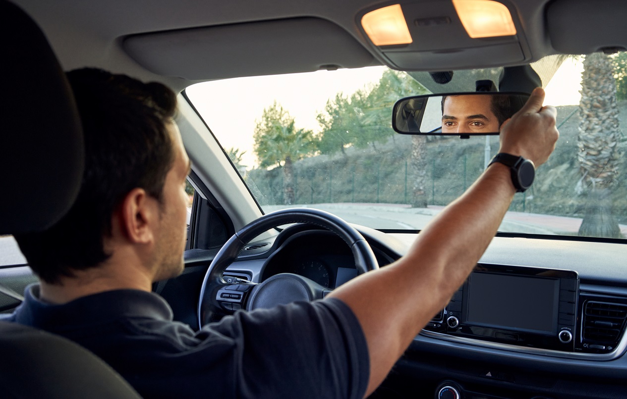 Cómo ajustar correctamente los espejos retrovisores del coche para evitar  puntos ciegos