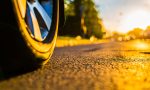 ¿Es recomendable cambiar la presión de las ruedas del coche en verano?