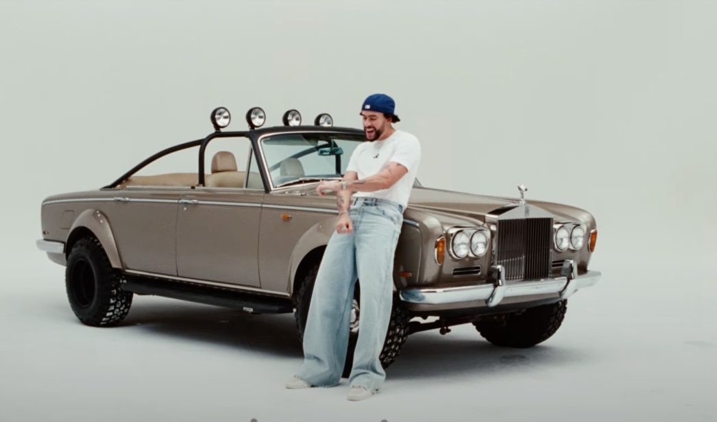 Bad Bunny junto con su Rolls-Royce Silver Shadow customizado en su nuevo videoclip.
