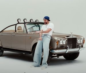 Bad Bunny junto con su Rolls-Royce Silver Shadow customizado en su nuevo videoclip.