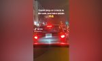 Un conductor novel pone un cartel en su coche con el que arrasa en TikTok