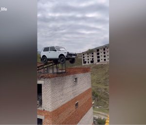 Ruso salta de un edificio a otro