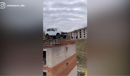 Ruso salta de un edificio a otro