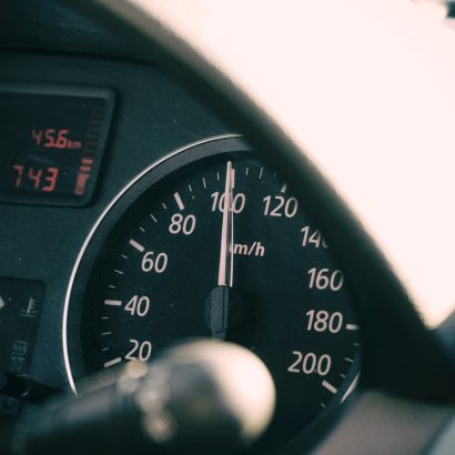 ¿Es más real la velocidad que marca Google Maps o la del velocímetro del coche?
