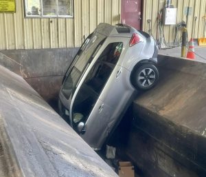 Una mujer cae con su coche en una prensa compactadora de basura.