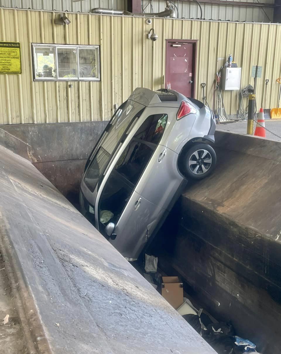 Una mujer cae con su coche en una prensa compactadora de basura.