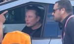 Histórico: Elon Musk aparece en la F1 al volante del Tesla Cybertruck