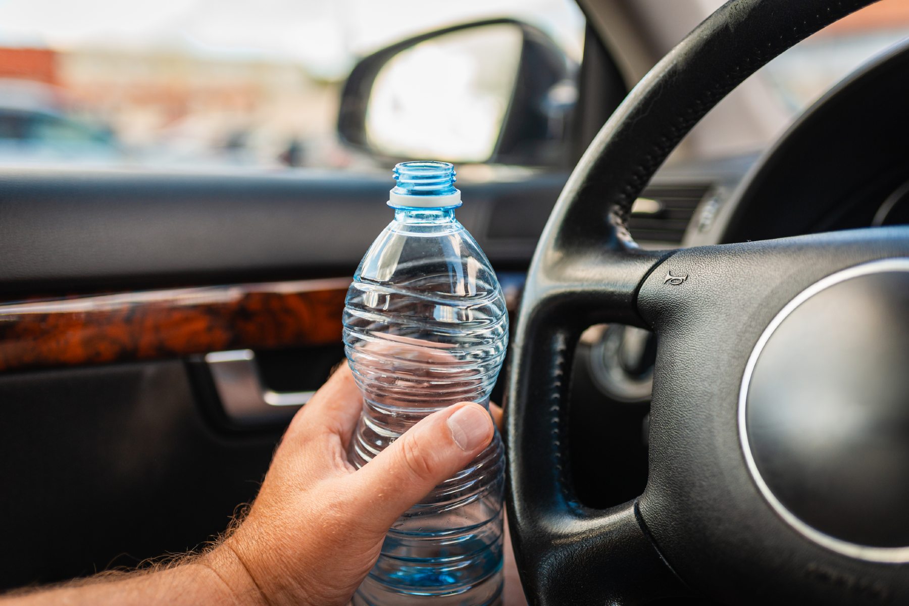 El peligroso truco de la botella: la nueva trampa para robar coches