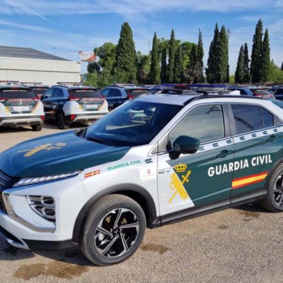 ¿Se puede adelantar a un coche de policía o de la Guardia Civil?