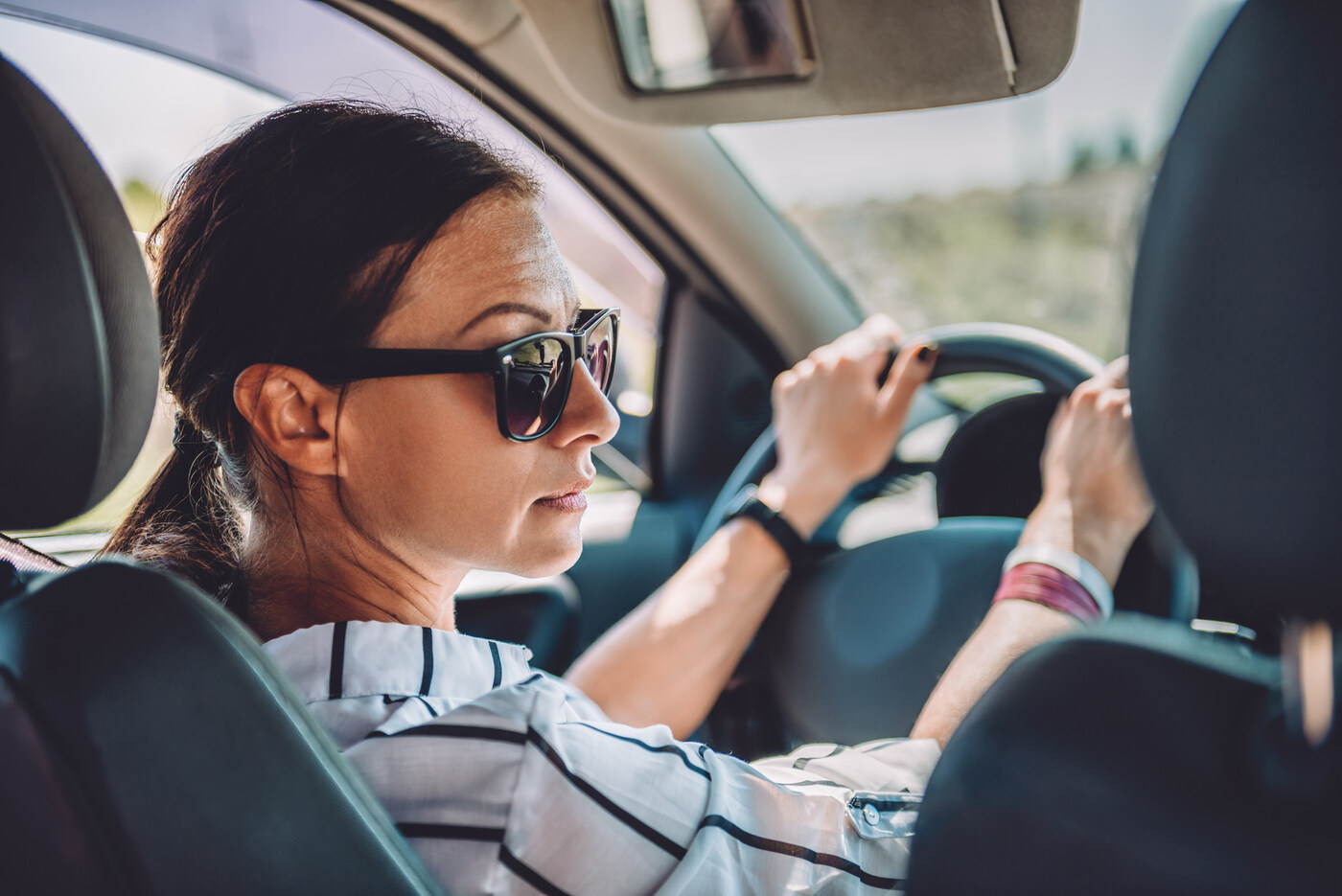 Gafas de sol para conducir: la DGT deja claro cuáles se deben usar