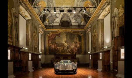 Dos obras de arte juntas: el nuevo Pagani Utopia y los cuadros de Leonardo