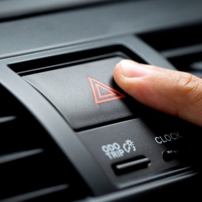 ¿Es legal usar los 'warning' para avisar a los demás conductores de que hay un atasco más adelante?