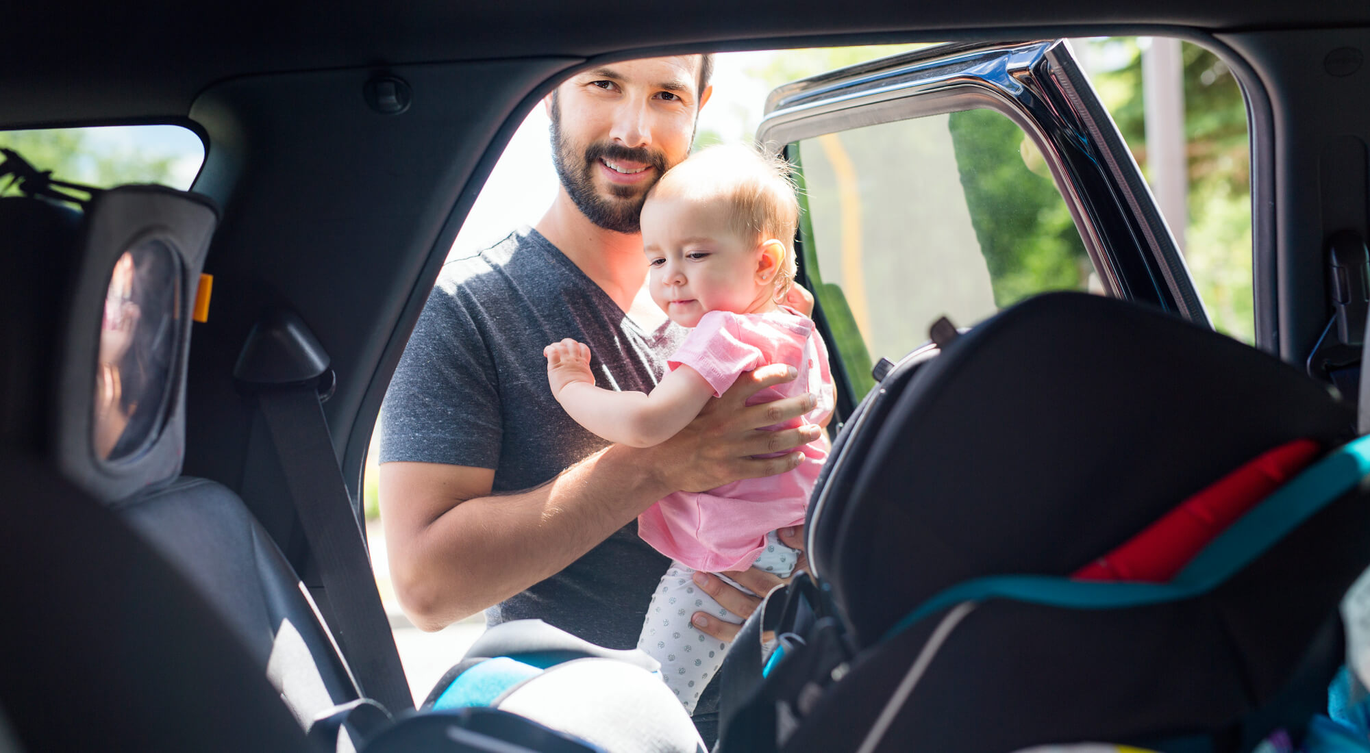 La OCU alerta del peligro de usar alzadores para llevar a los niños en el  coche