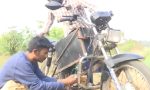 Un joven indio transforma en su casa una moto de gasolina en una eléctrica