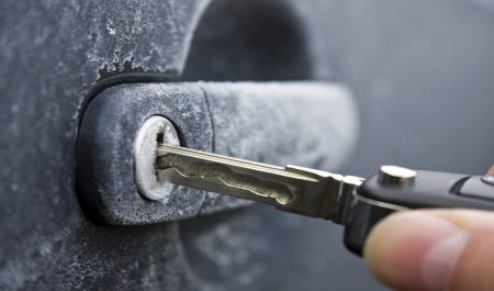 bombín coche congelado