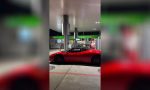Papá Noel, pillado en una gasolinera repostando un Ferrari