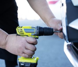 cómo colocar matrícula coche