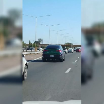 El Mercedes ‘camaleón’ que cambia de color en marcha gracias al sol: la reacción de este conductor no tiene precio