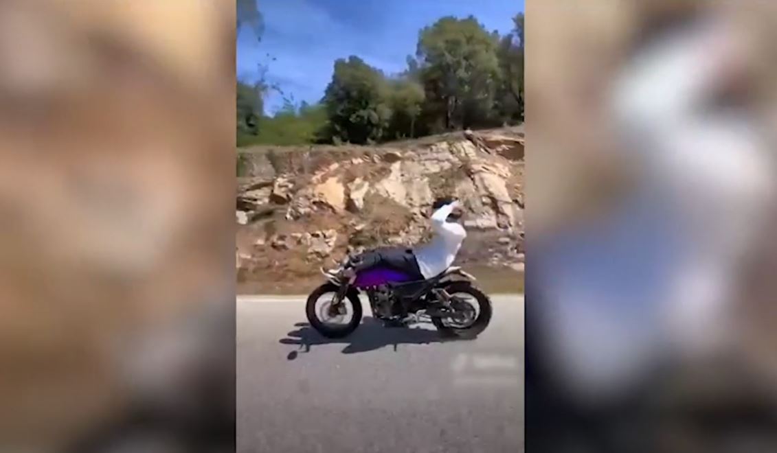 Qué castigo espera a estos jóvenes por hacer abdominales en un coche y una moto