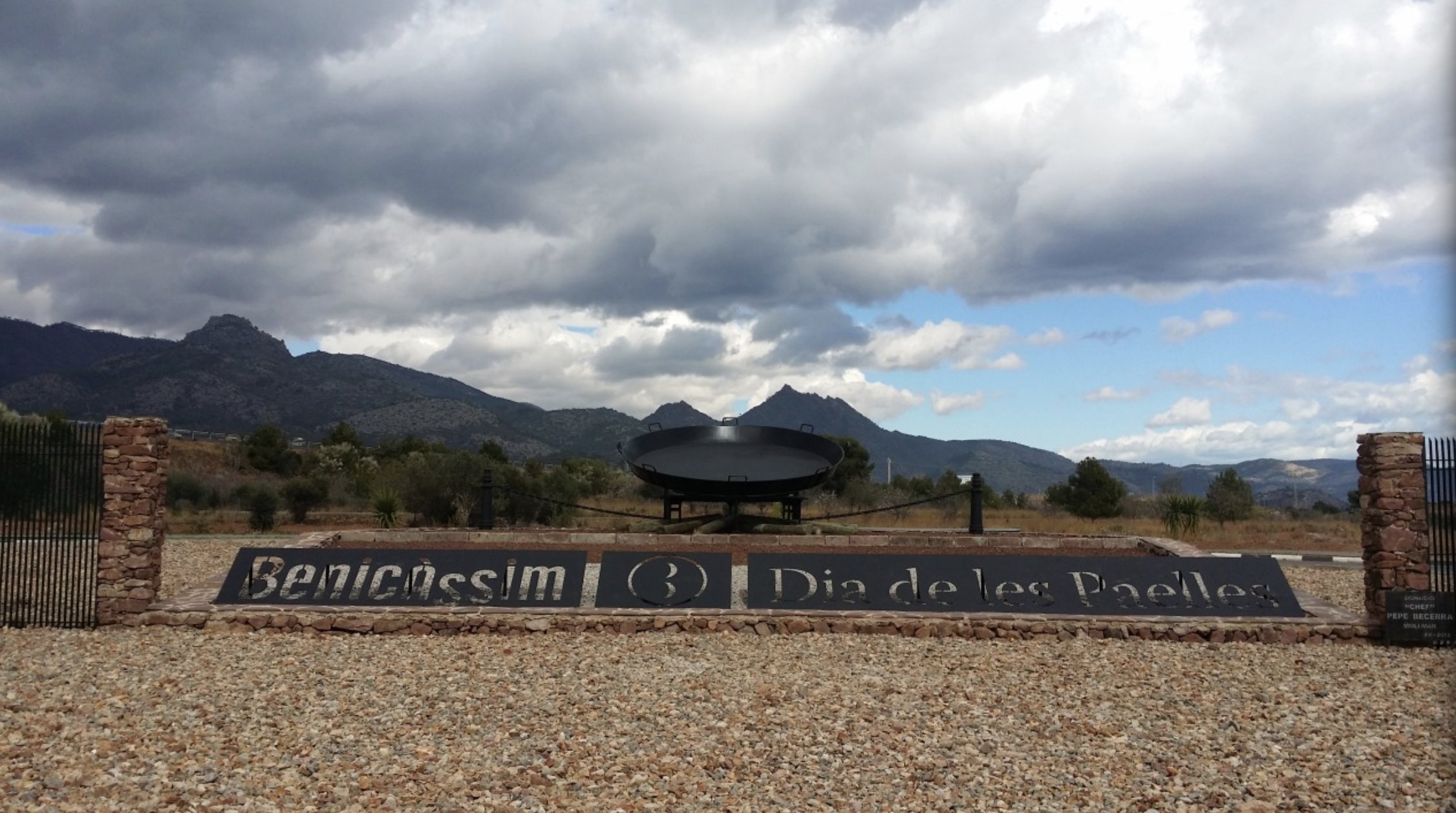 Rotondas disparatadas: ¿la glorieta de la paella gigante de Benicasim es la más rara de España?