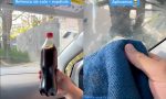 Con este truco de TikTok, quitar las pegatinas es más rápido y no se raya el coche
