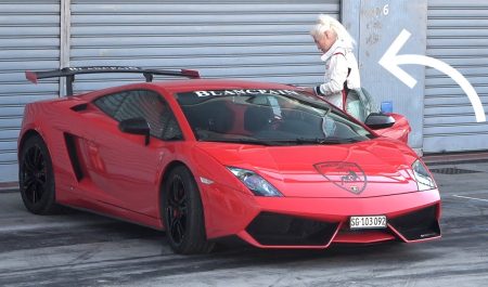 Con 83 años y al volante de un Lamborghini: esta mujer es una auténtica piloto de superdeportivos