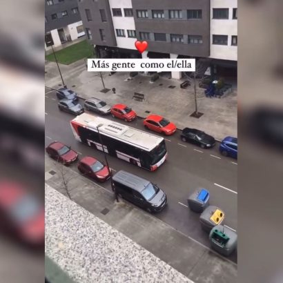 La extraordinaria maniobra de un autobús en Gijón: así quita de la calle dos contenedores de basura que molestaban