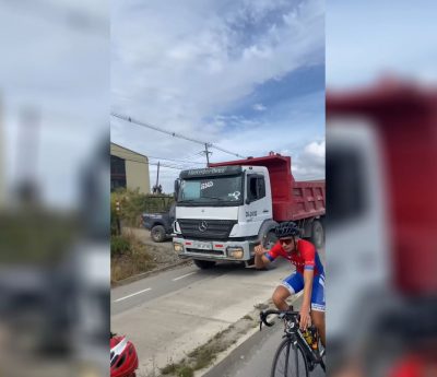 Camión adelanta a ciclistas
