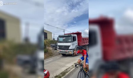 Camión adelanta a ciclistas