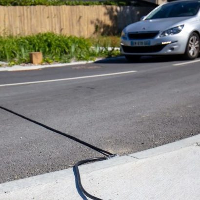 Cables negros en la carretera: ¿quién los pone y para qué sirven?